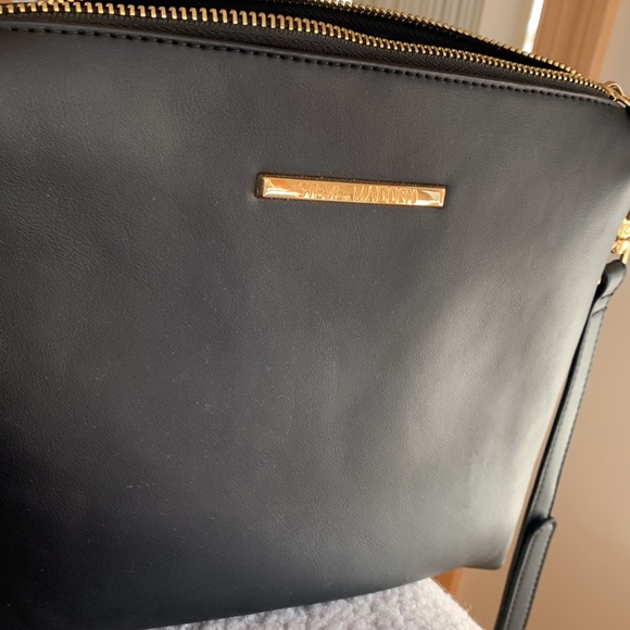 STEVE MADDEN PURSE, CROSSOVER, Zipper and matching wallet. 9”h x11”w. - Picture 10 of 10